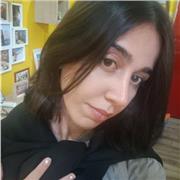 Studentessa di ingegneria edile impartisce lezioni in presenza a bambini di scuola elementare